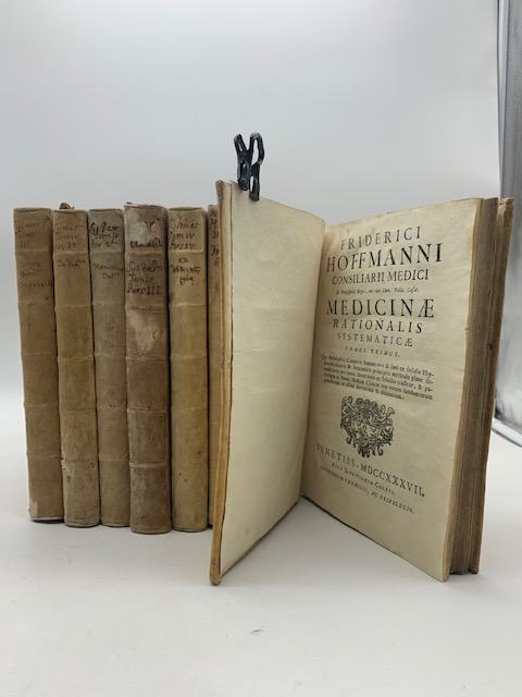 Friderici Hoffmanni consiliarii medici... Medicinae rationalis systematicae (8 volumi)